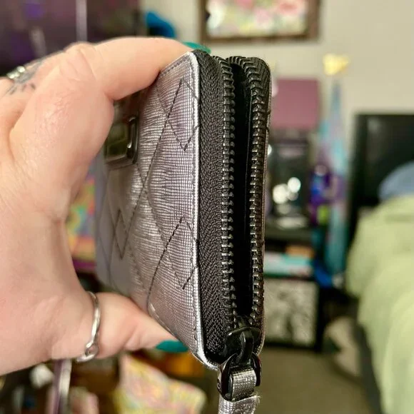 Marc by Marc Jacobs Wristlet Zip Wallet RARE Quilted Metallic Gray Silver - Picture 5 of 10